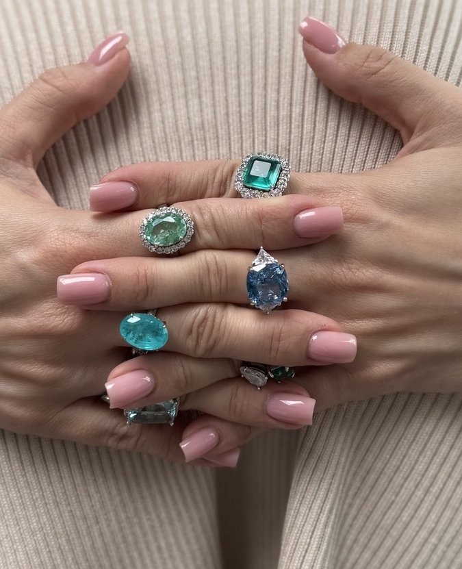 <span style="font-weight: bold; font-style: italic;">Маникюр с покрытием в один тон </span>